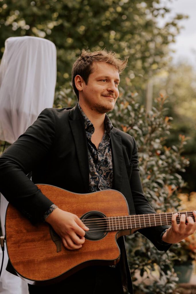 Gitarrist spielt auf einer Hochzeit