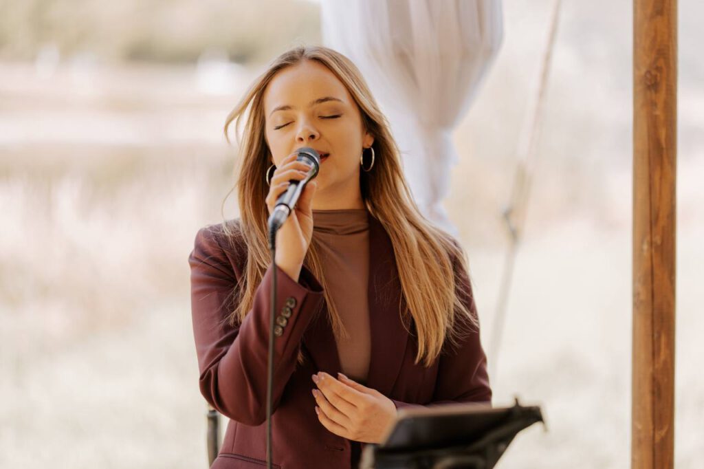 Sängerin singt emotional auf einer Hochzeit