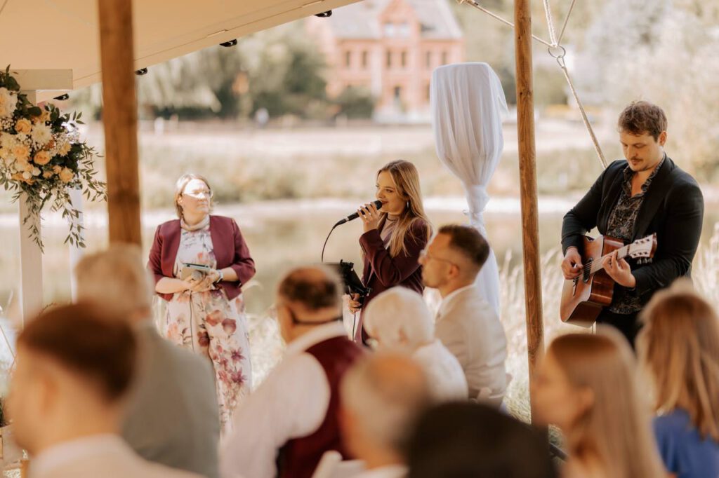 Sängerin und Gitarrist als Akustik Duo bei einer Trauung im Freien
