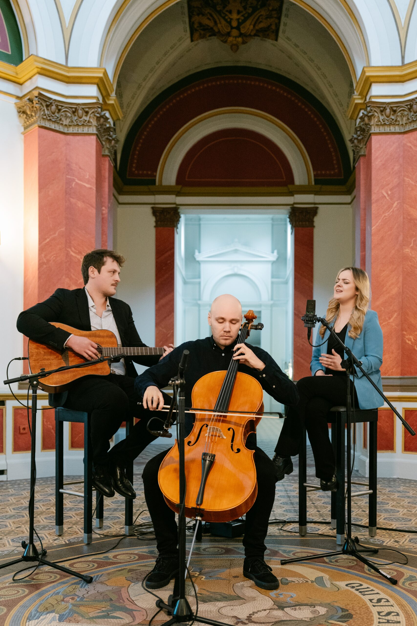 Akustik Duo spielt mit einem Cello Hochzeitsmusik