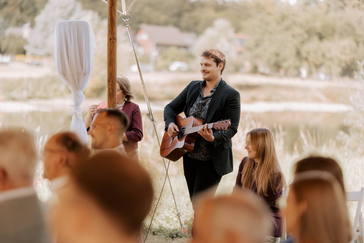 Gitarrist und Hochzeitssängerin begleiten eine Trauung